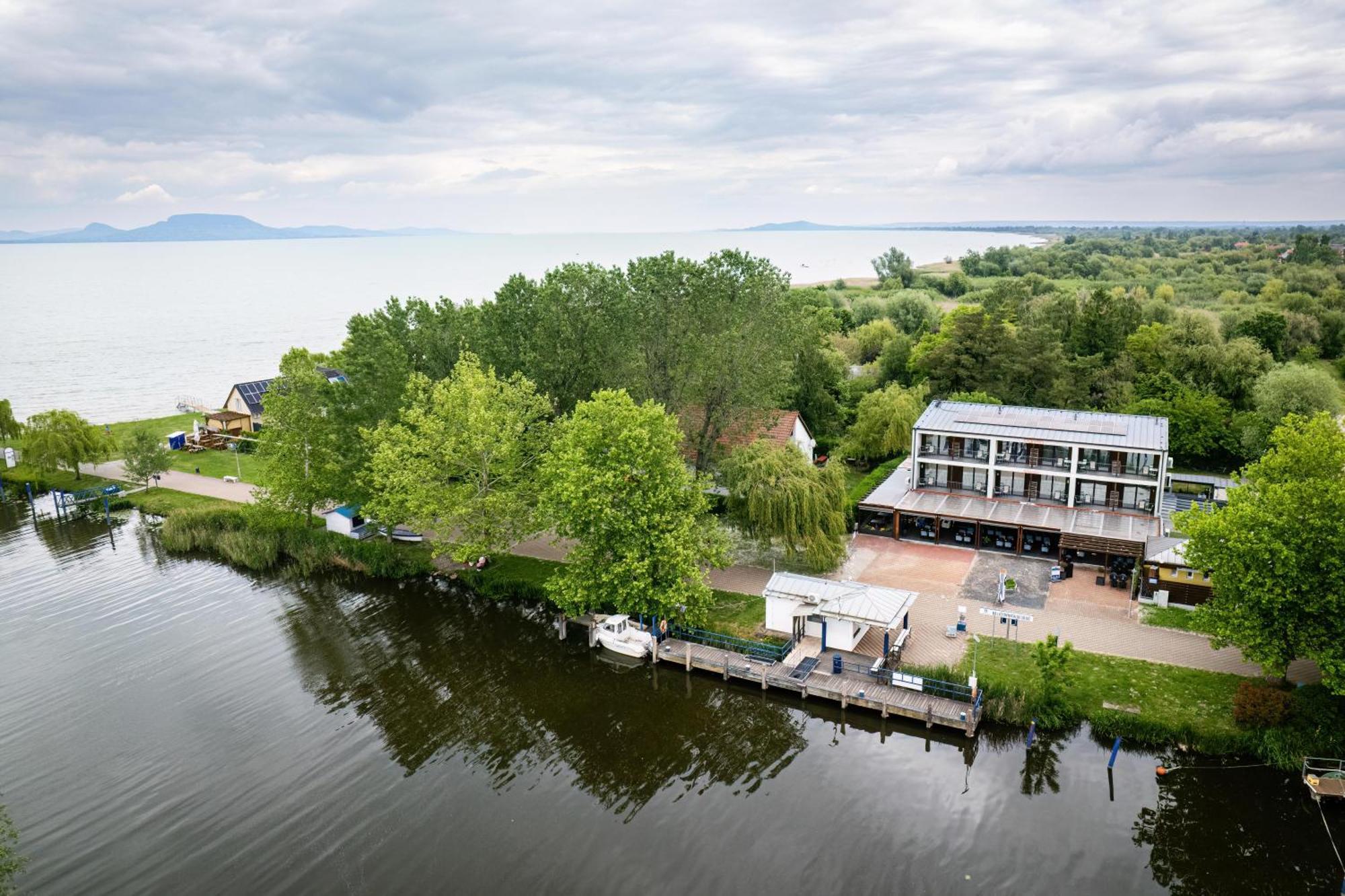 Bed and Breakfast Port Etterem&Panzio à Balatonmáriafürdő Extérieur photo
